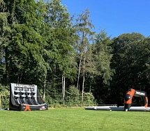 Sportfest.jpg Auf dem Foto sieht man zwei Aufbauten auf einer grünen Wiese. Der Himmel ist blau. © Grundschule Heiligenrode